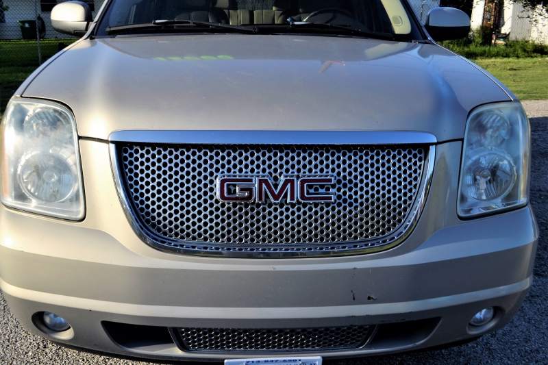 concession-LE CASTELLET-min_gmc-yukon-truck-grill-2828425